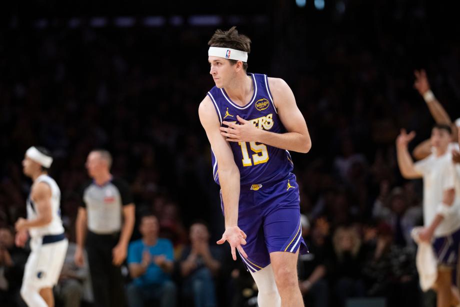 [图]里夫斯38+8东契奇35+11 湖东说念主打败独行侠全胜晋级